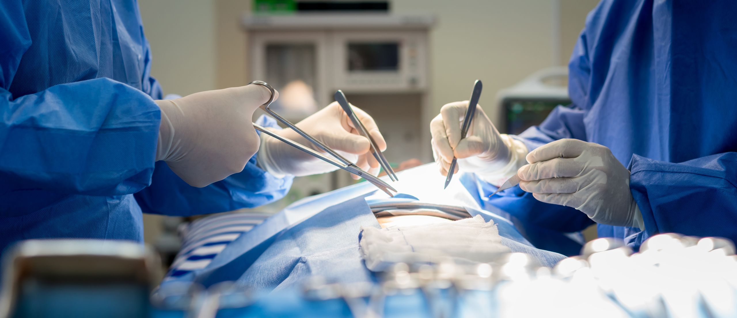 Трансплантация органов и тканей от живого донора. Минифлебэктомия в операционной.